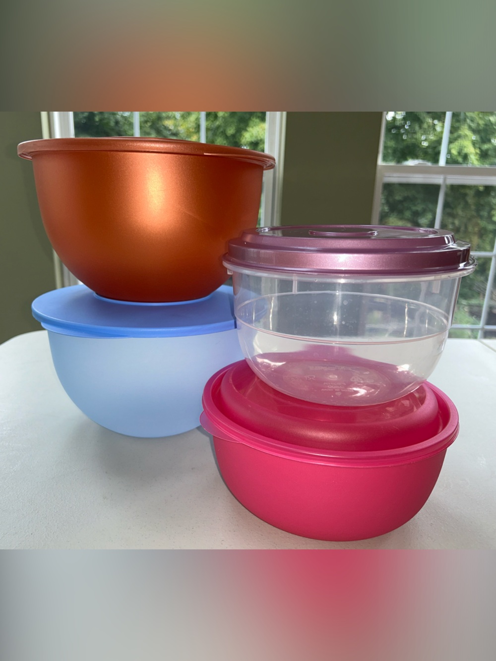 Tupperware Impressions Two-Piece Mixing Bowls with Lids & Two bonus containers